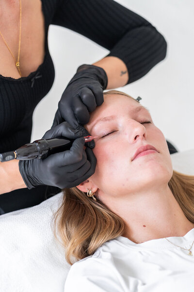 odbornice na PMU začíná klientce malovat oční linku