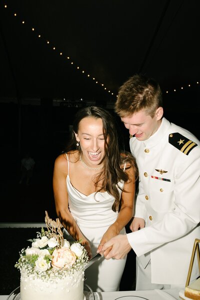 Virginia wedding couple cutting their wedding cake