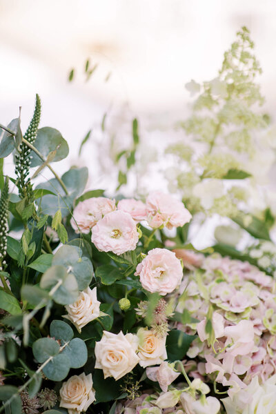 Elegante bloemen in zachte tinten vormen