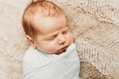 Capturing the innocence of a newborn while he sleeps, Nikii takes and gives you a pause button on fleeting moments that seem to pass by too fast. 