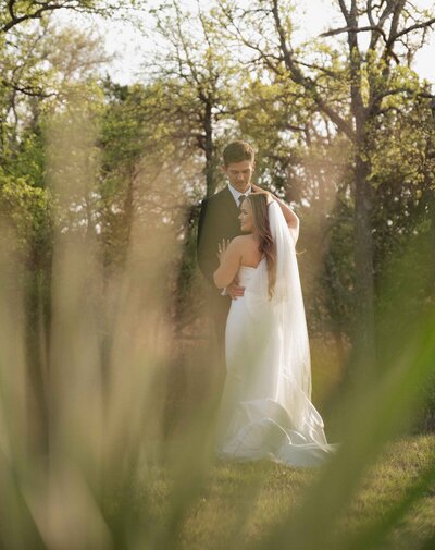 Bride and groom poses at La Bonne Vie Ranch during golden hour