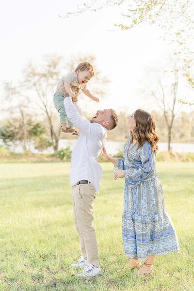 family playing  during spring minis in South Riding,Virginia