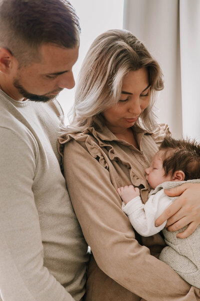 Fotoshoot met new born baby bij mensen thuis in Lelystad