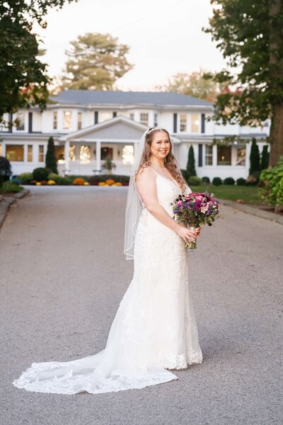 Capture stunning bridal portraits at Saphire Estate, a picturesque wedding venue in Massachusetts. Elegant backdrops, timeless photography, and unforgettable moments.