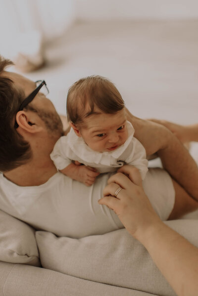 Papa heeft pasgeboren baby vast tijdens newbornshoot