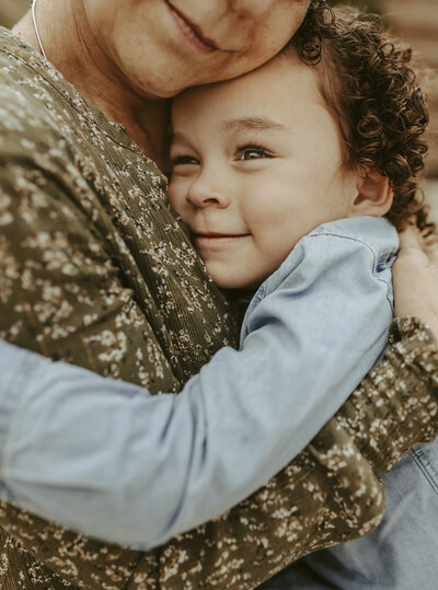 Lieve omhelzing tijdens lifestyle fotografie fotoshoot in Enkhuizen