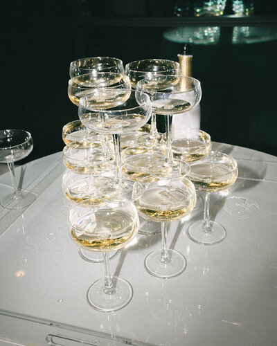 reception messy cake photo taken with direct flash modern wedding photography 2025 by austin wedding photographer