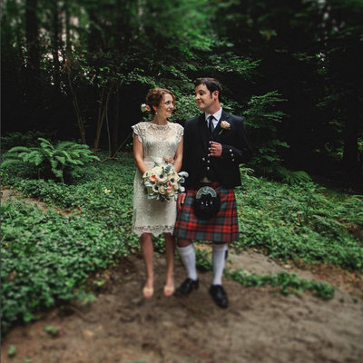 Photo of bride & groom with Scottish quilt in outdoor Oregon wedding | Susie Moreno Photography