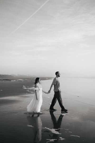 Black and white photo of couple in san francisco at ocean beach