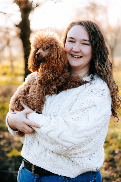 Dyan met haar Dwergpoedel Roscoe op de arm