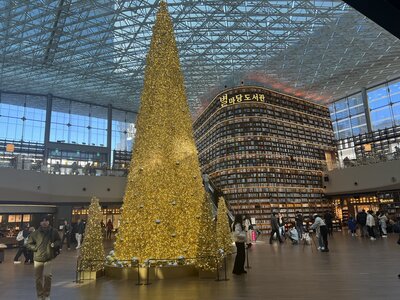 Starfield Library in Seoul during the holidays – expat life in South Korea with kids