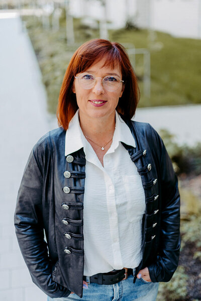 Portrait Foto von Peggy. Friseurin und Stylistin im 398 Grad Friseur.