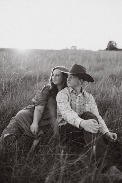 Kansas couple photos, country couple poses, couple in a field 