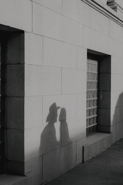 black and white image of couple going in for a kiss