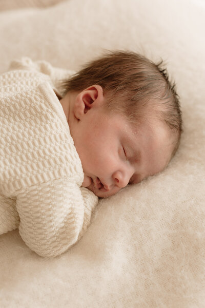 newborn fotograaf - gezinsfotograaf - zwangerschapsfotografie - videograaf - Sint-Niklaas - Pictures by Jess - Mama en baby shoot - videograaf