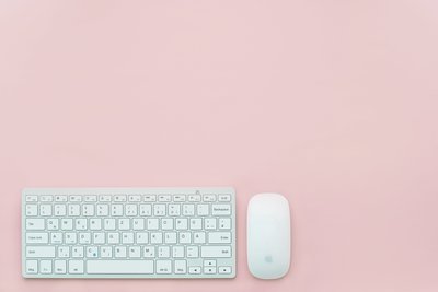 desk-flatlay-items-keyboard-399160