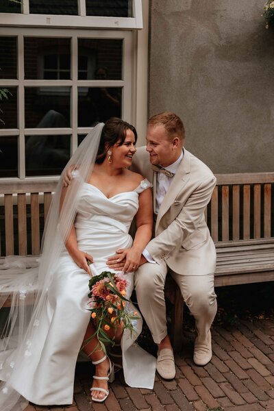 Pre-weddingshoot met een toekomstig bruidspaar, vastgelegd door trouwfotograaf Melissa Boer. Spontane en elegante foto's als voorbereiding op de bruiloft.
