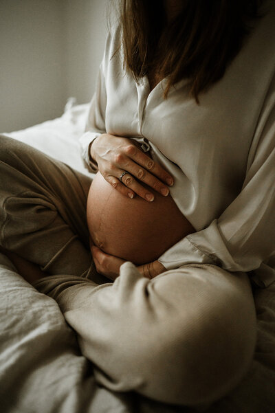 Zwanger koppel die baby verwachten die ik fotografeerde bij gokden hour