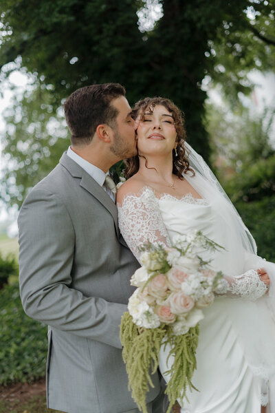 Alabama Wedding Photography that focuses on documentary and editorial photographs while staying true to color.