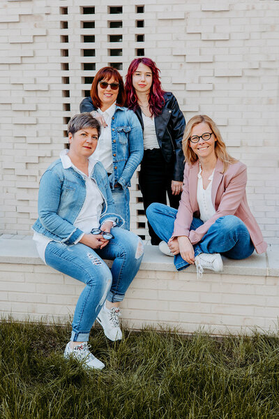 398 Grad Team Foto mit Inhaberin Nadine Segler und ihren Mitarbeiterinnen Peggy, Anja und Josi.