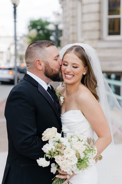 happy-couple-pittsburgh-city-wedding