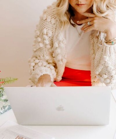 Dana, female founder of DWD travel & destination wedding, honeymoon & vacation planner