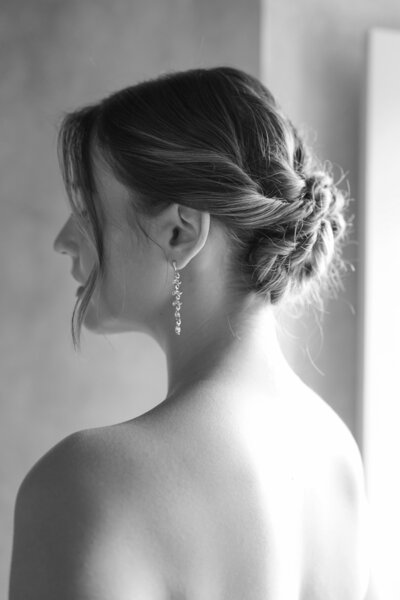 Coiffure mariée 2026 élégante avec des cheveux long attachés 