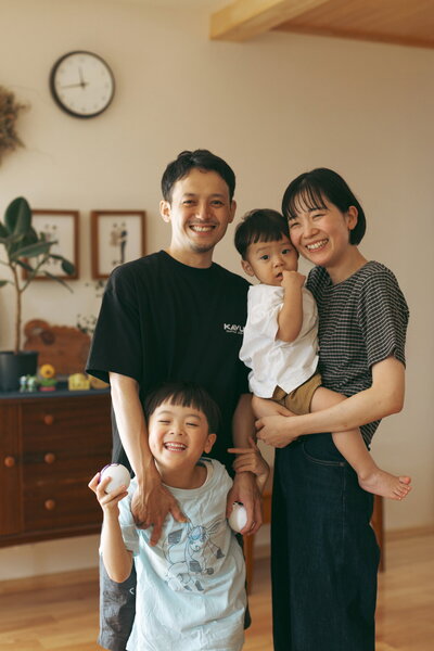 自宅で撮影した楽しそうな家族写真。