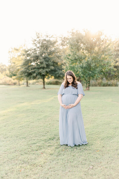 Outdoor maternity photo of mom in blue dress.