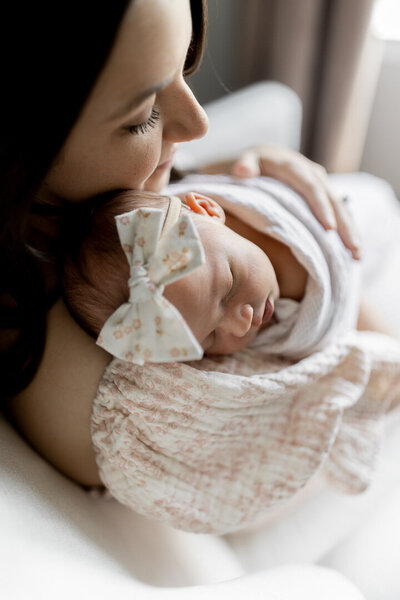 Des Moines mother holding newborn baby girl