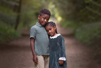 deux enfant dans les bois joy photographie
