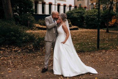 Trouwfotografie in Gouda: prachtige en spontane trouwfoto's van een verliefd bruidspaar op hun trouwdag. De trouwfoto’s zijn gemaakt in Gouda.