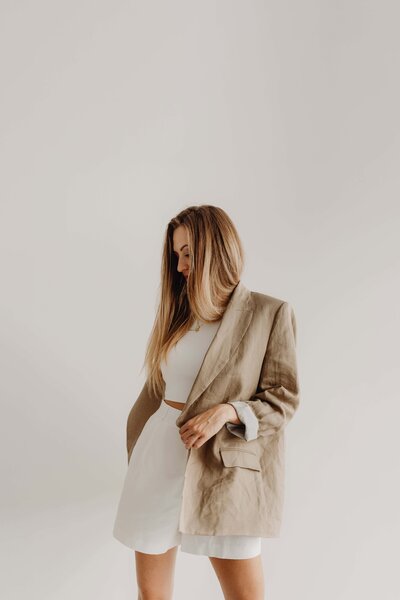 kaboompics_white-top-white-high-waisted-shorts-linen-jacket-27691