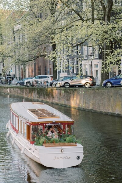 amsterdam-canal-boat-reception-lesbian-wedding-netherlands-robin-chantal-destination-wedding-planner-mango-muse-events-687x1030