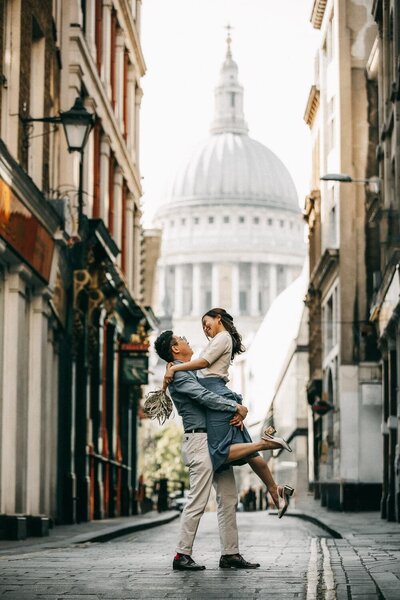 Summer-London-couple-photo-shoots-at-st-pauls-cathedral