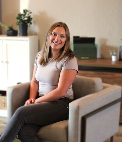 Meet Kinsey, owner of Fresh Beginnings, who is smiling as she introduces herself.