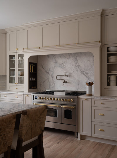 Project image of kitchen with modern oven and stove and beige cabinets with gold finishings, by Alexa at Home