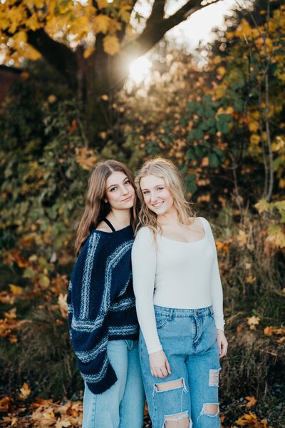two-teenage-sisters-portrait-in-seattle-fall-weather