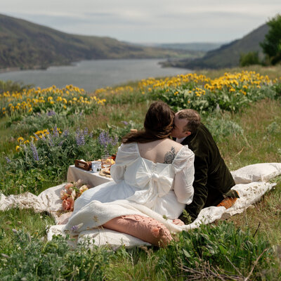 PNW Elopement overlooking the Columbia River