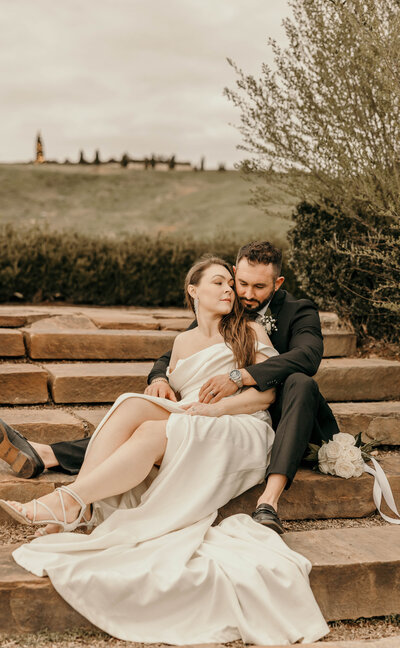 tennessee photographer captures bride and groom embracing
