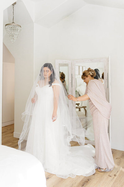Getting ready at the Villas in la Quinta before they exchanged the vows at the Palm springs la quinta country club