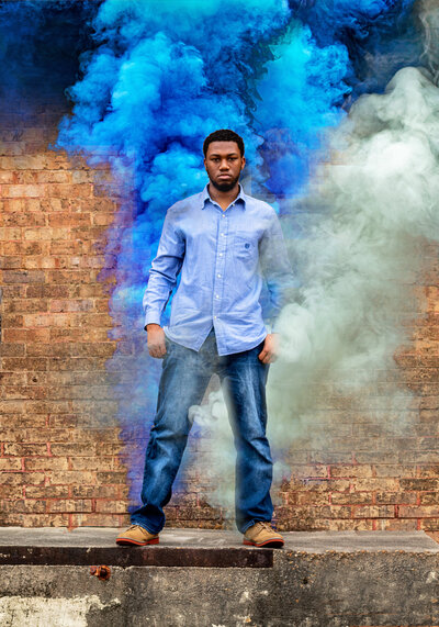 Photo Session in front of a wall with smoke bomb
