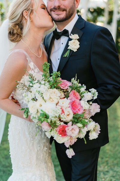 Couple with bright pinnk and white bouquet