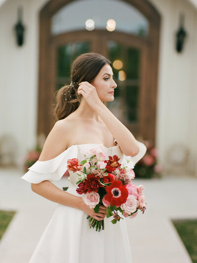 elegant bride with red bouquet