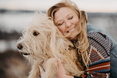 carolyn jorgensen photography snuggling her dog