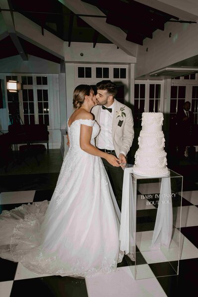 luxury wedding cake designer in cambridgeshire