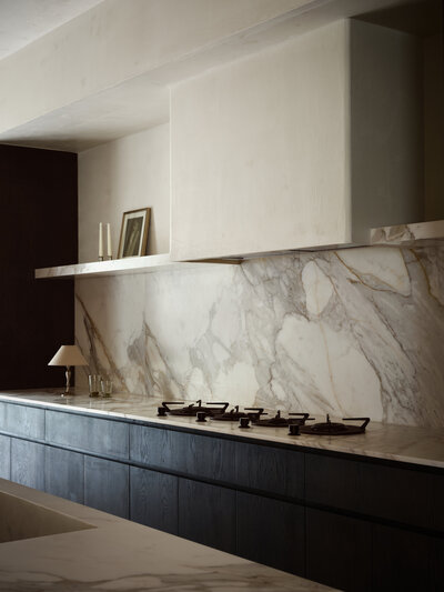 natural-marble-island-backsplash-shelves-warm-marble-kitchen-oak-cabinets-modern-kitchen-austin-home-house-franc.jpg