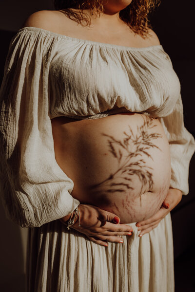 In jullie vertrouwde huis maak ik natuurlijke en pure foto's van jouw zwangerschao