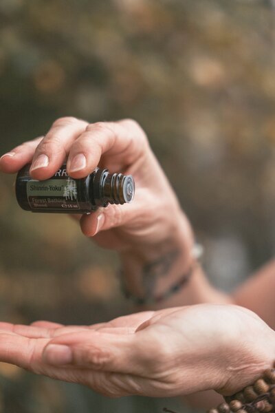 Aromaöl wird in die Hand gekippt