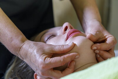 Mains sur un mollet lors d'un massage